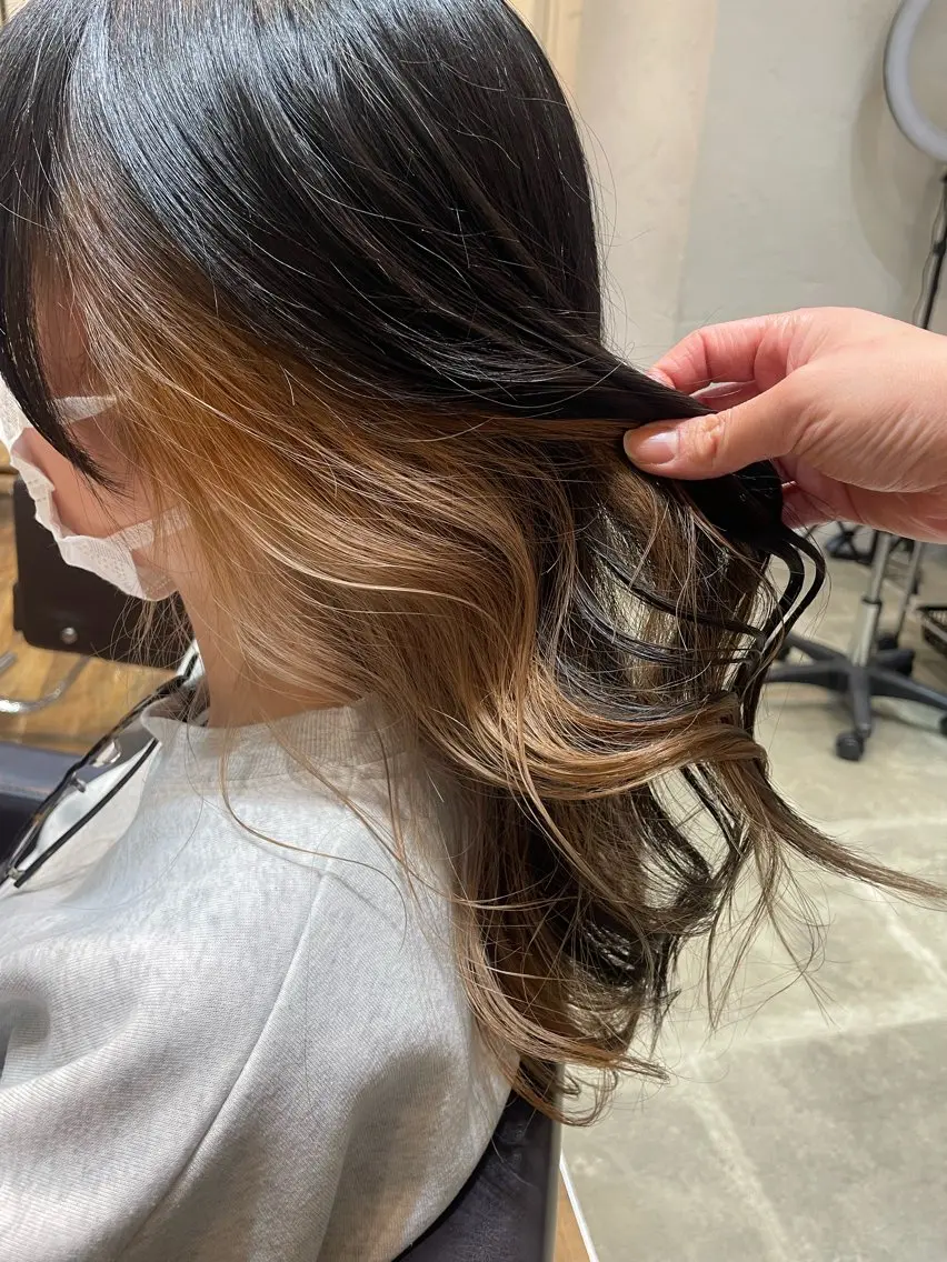 ロング カラー ベージュカラー ブリーチ イヤリングカラー ミルクティーベージュ ヘアカラー 樋川 早紀のヘアスタイル