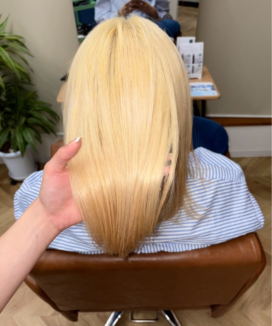 セミロング カラー ブリーチ 抜きっぱなしブロンド ブロンド ケアブリーチ ハイトーンカラー ヘアカラー yui 長崎/ケアブリーチのヘアスタイル