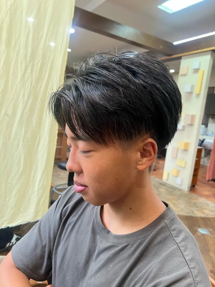 ショート メンズ センターパート 刈り上げ カット 奥田 勝亮のヘアスタイル