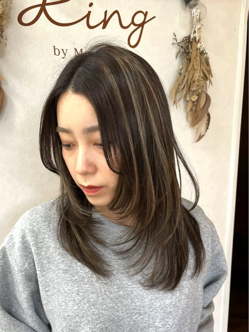 セミロング ハイライト レイヤーカット ヘアカラー トリートメント issy/ハイライト ハイトーン／レイヤーのヘアスタイル
