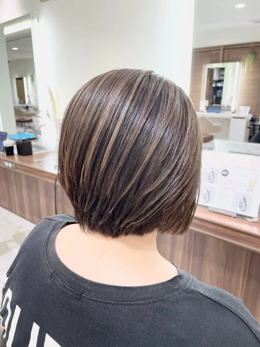 ショート カット ヘアカラー 清藤綾/脱白髪染め 白髪ぼかしハイライトのヘアスタイル