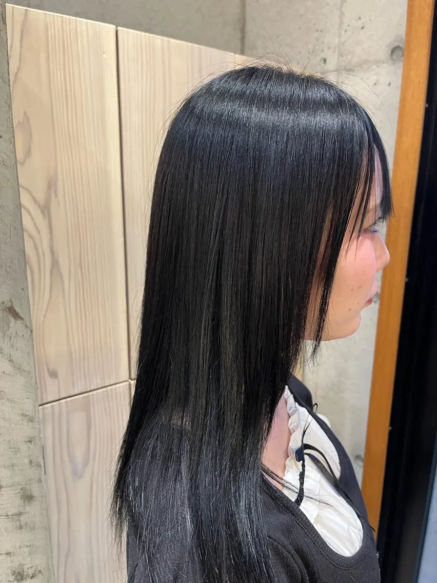 セミロング カラー 黒髪 ブルーカラー ブルーブラック 下茂 菜々のヘアスタイル
