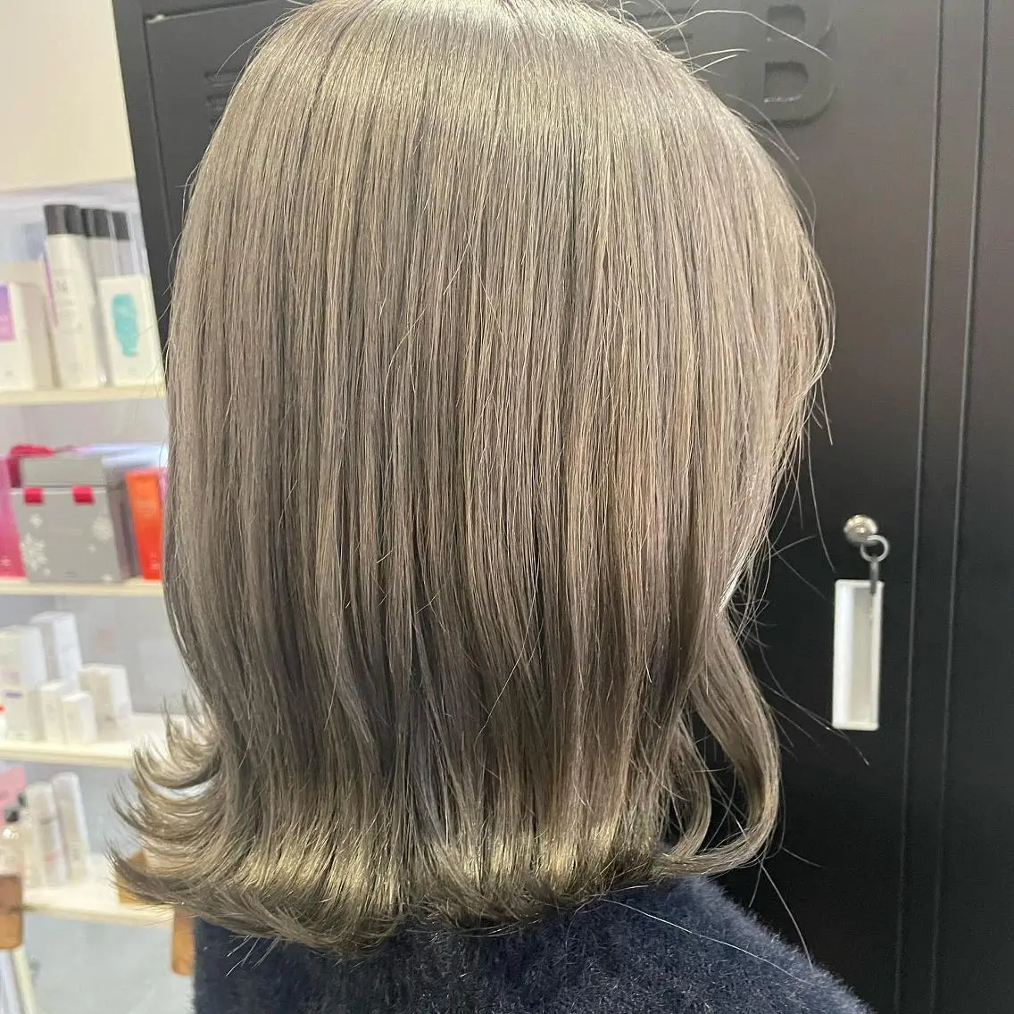 ミディアム カラー ブリーチ ダブルカラー イヤリングカラー トリートメント 吉村 夏椰のヘアスタイル