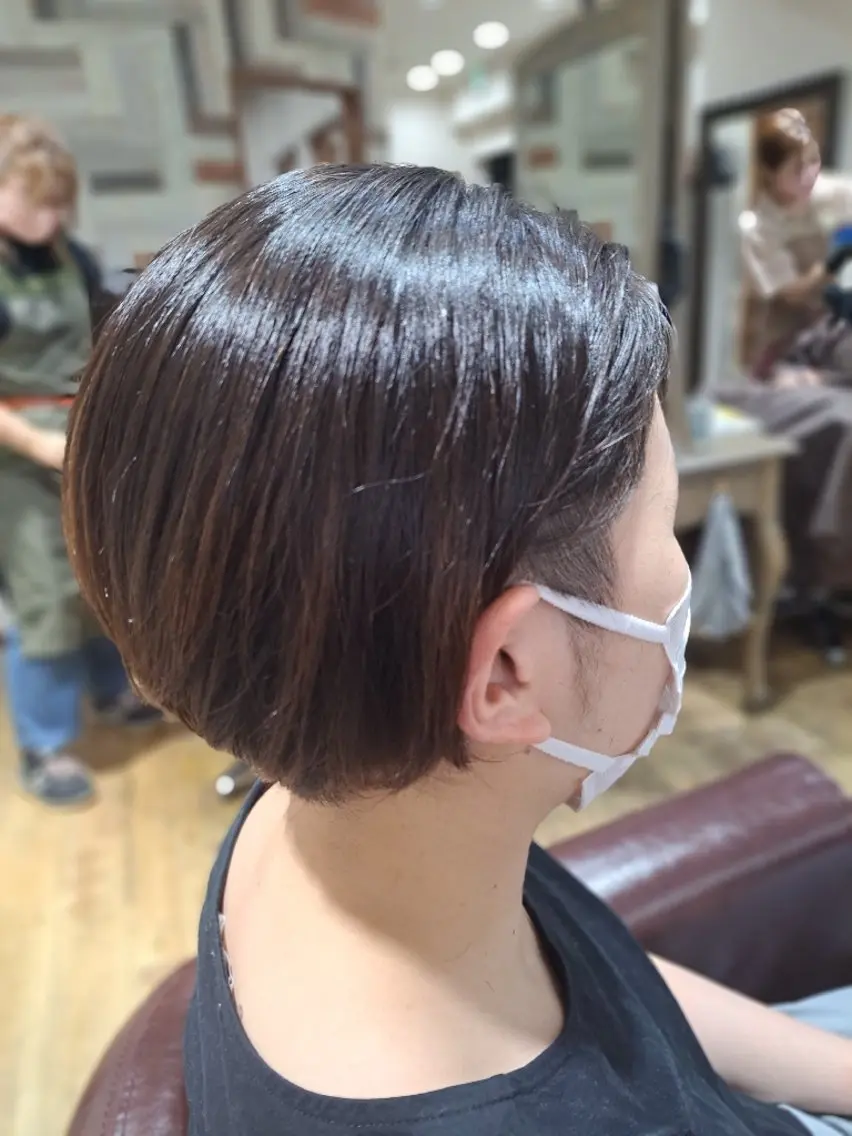 ショート カラー 赤木 優のヘアスタイル
