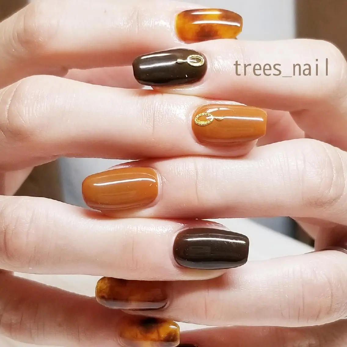 ネイル べっ甲ネイル ブラウン スクエアネイル trees_ nailのネイルデザイン