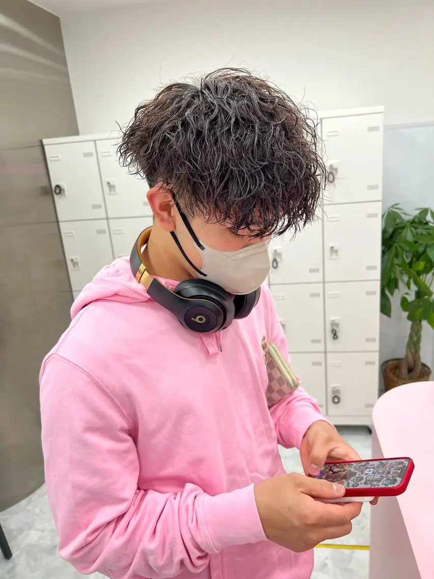 ミディアム パーマ メンズ ミディアムパーマ センターパート メンズ韓国風 韓国マッシュ マッシュウルフ メンズパーマ特化 TAIGAのヘアスタイル