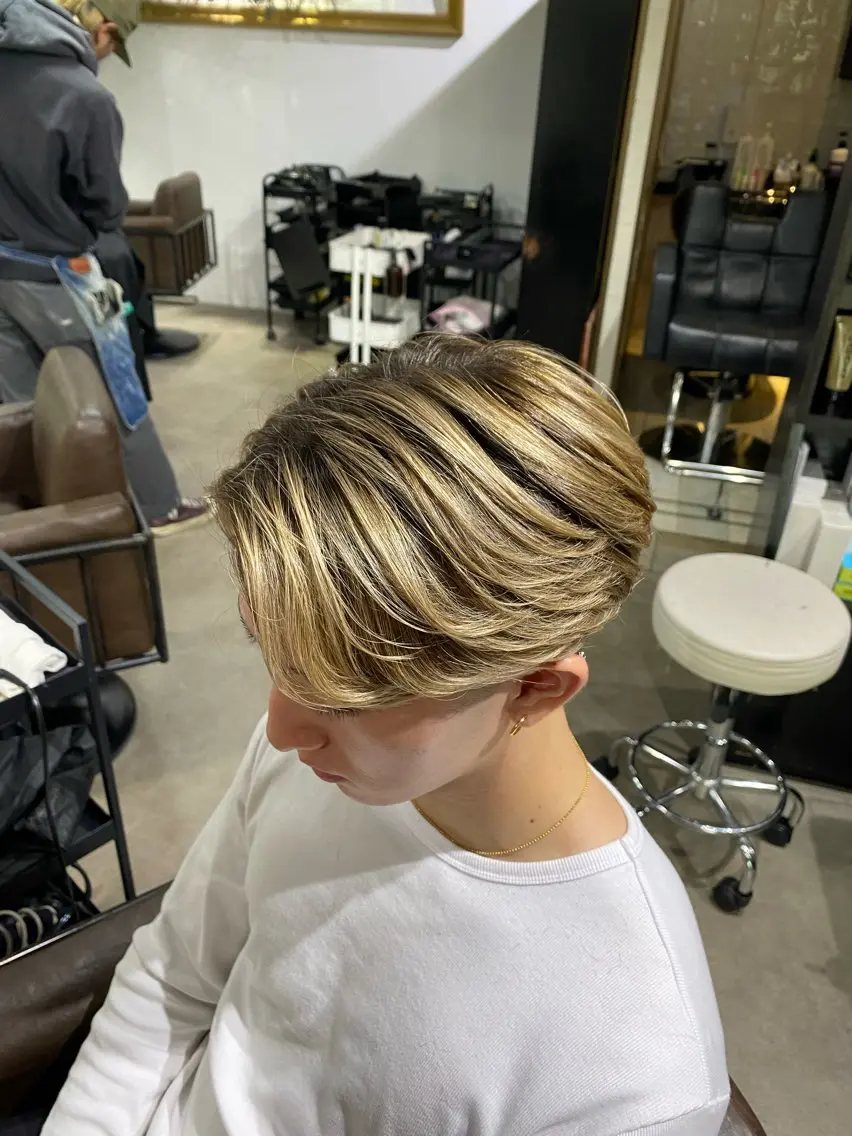 ショート レイヤーカット 山影✨バレイヤージュ ハイライト✨メンズ◎のヘアスタイル