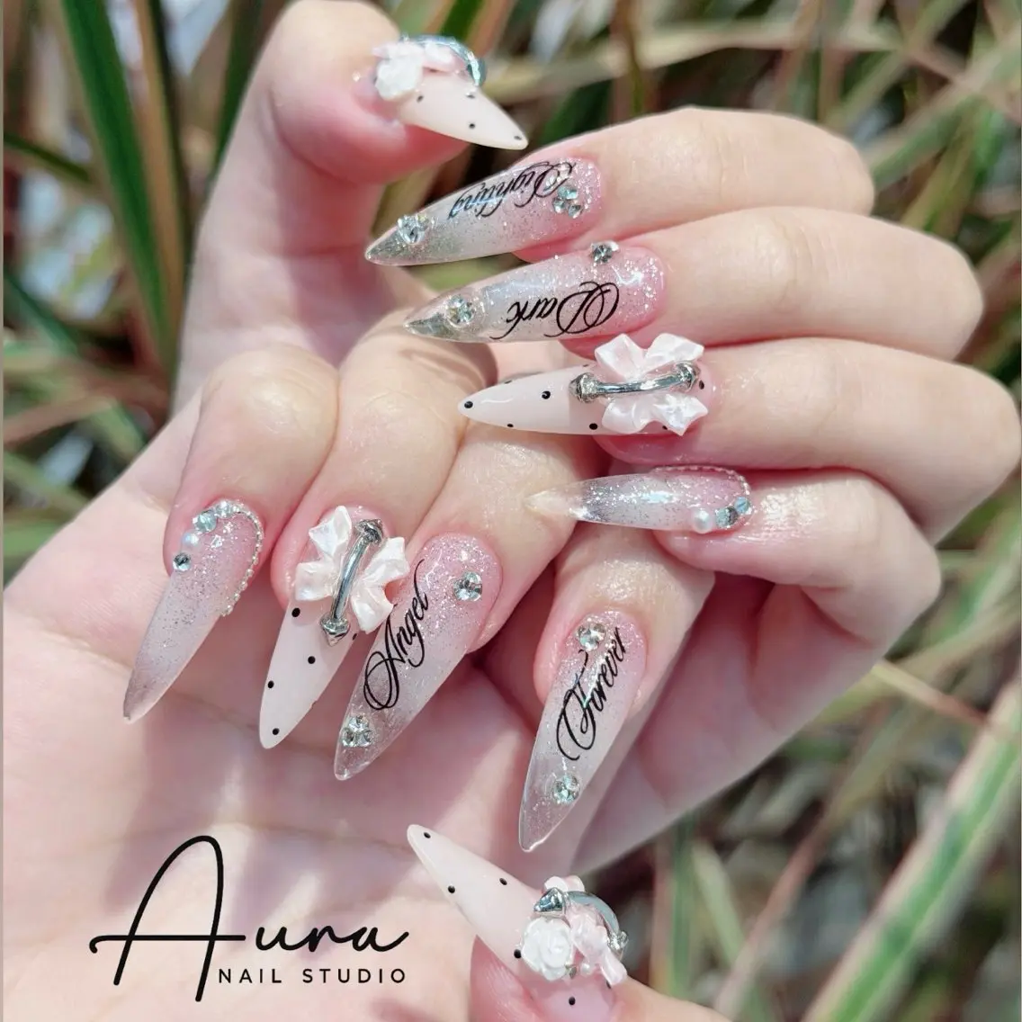 ネイル アートネイル ドット フラワーネイル ガーリー キラキラネイル ハンドネイル Aura Nail HanNaのネイルデザイン