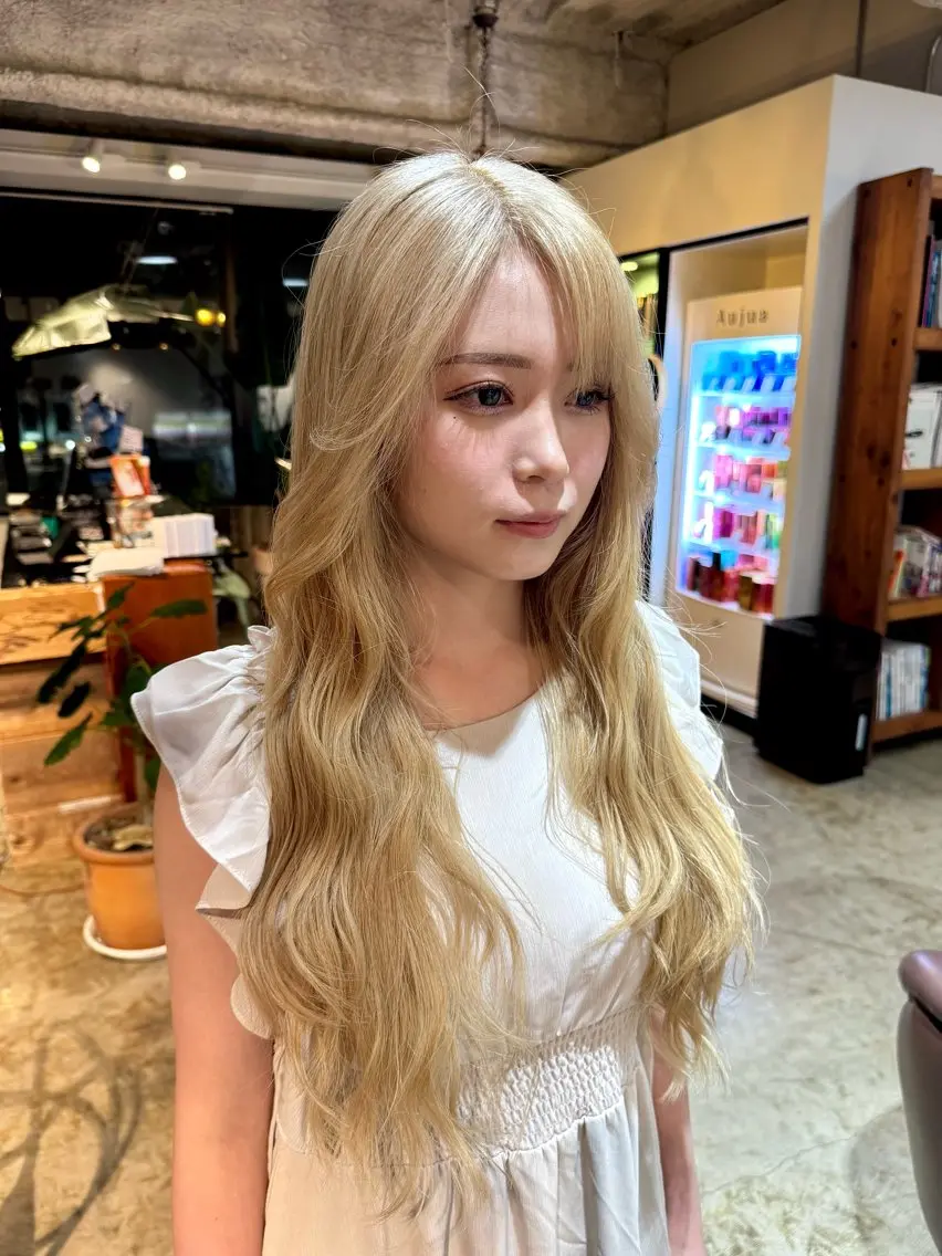 ロング カラー ベージュカラー ブロンド ブロンドベージュ 透明感カラー ハイトーンカラー ヘアカラー BEHIND THE CURTAIN りこのヘアスタイル