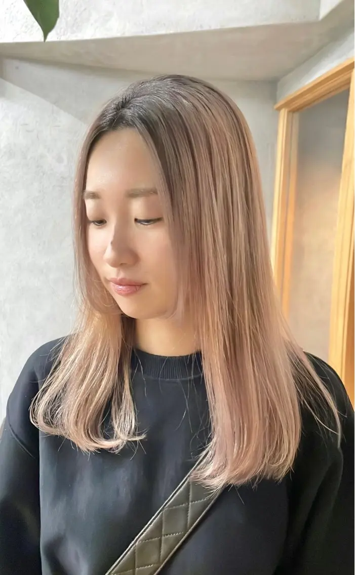 セミロング カラー ブリーチ ヘアカラー ヘッドスパ 岡田 真綾のヘアスタイル