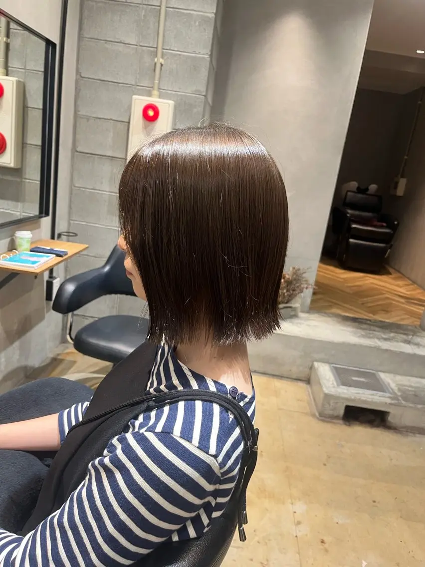 ショート カラー ヘアアレンジ 切りっぱなしボブ オリーブカラー ボブ 外ハネヘア みわ/博多 ブリーチ/メンズヘアのヘアスタイル