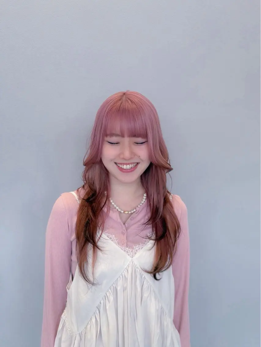 ロング カラー デザインカラー ハイトーンカラー ピンクカラー レイヤーカット 沖田 朱峰のヘアスタイル