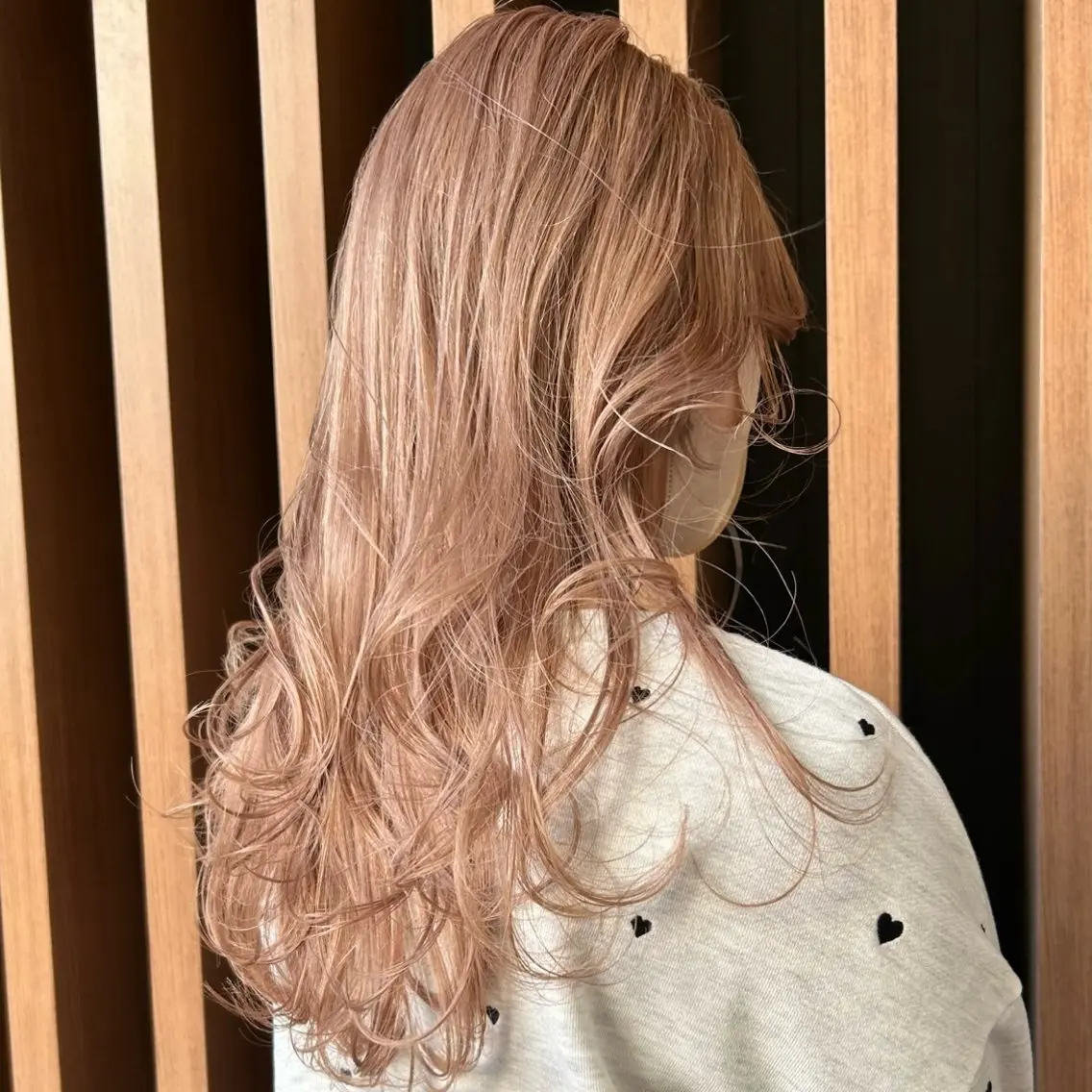 ロング カラー ベージュカラー ミルクティーベージュ カット ヘアカラー トリートメント 似合わせベージュ /ブリーチ/Wカラーのヘアスタイル