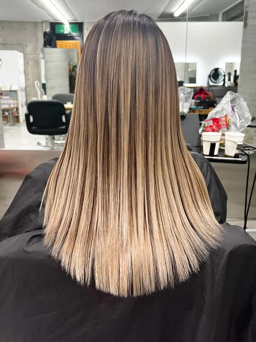 ロング カラー バレイヤージュ ブリーチ レイヤーカット welring hair salonのヘアスタイル