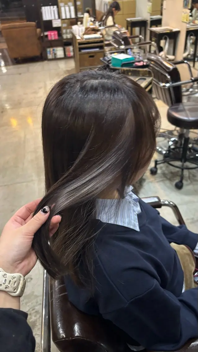 セミロング カラー イヤリングカラー シルバー 小池 かなこのヘアスタイル