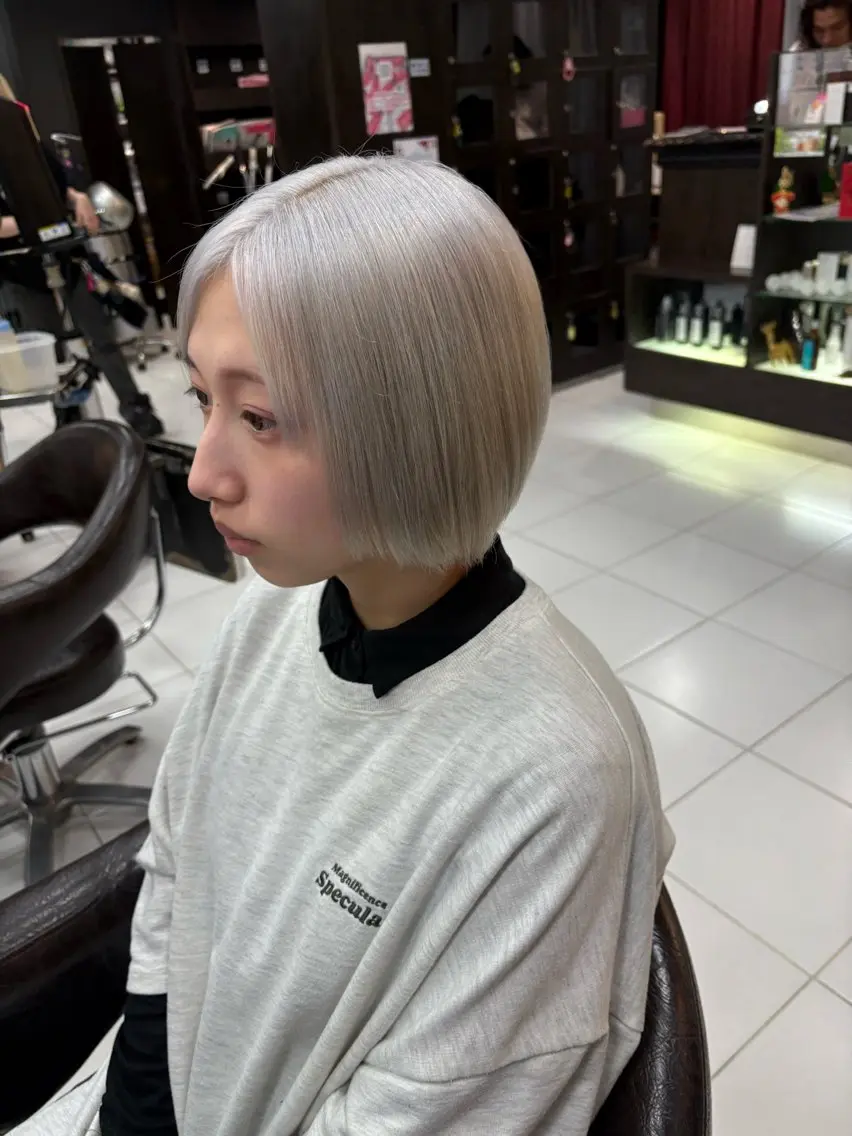 ショート カラー シルバー ホワイトシルバー ヘアカラー トリートメント グレージュ達人/赤み 消し/ブリーチ/岩崎のヘアスタイル