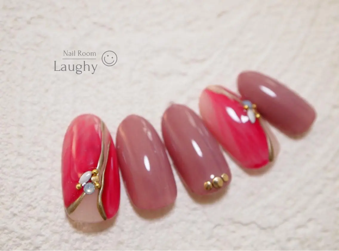 ネイル アートネイル ゴールド ニュアンスネイル ぷっくりネイル Nail Room Laughyのネイルデザイン