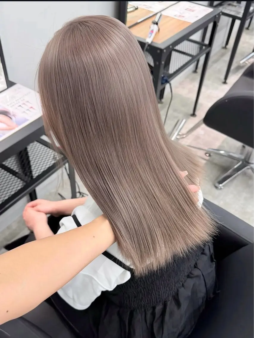 セミロング カラー ブリーチ グレージュ ハイトーンカラー カット ヘアカラー トリートメント 💘心斎橋ダブルカラ ー💘minamiのヘアスタイル