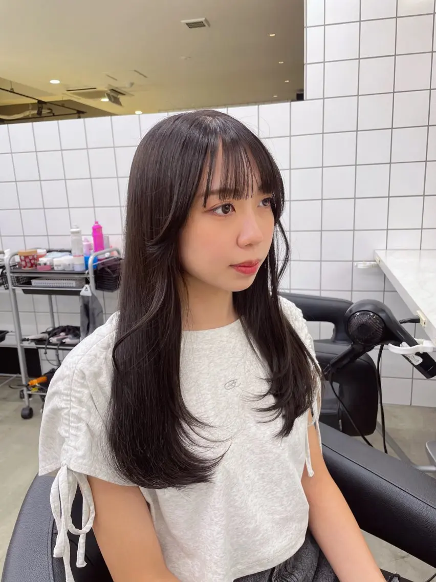 セミロング カラー 抜け感レイヤー︴ ニュアンスカラーのヘアスタイル