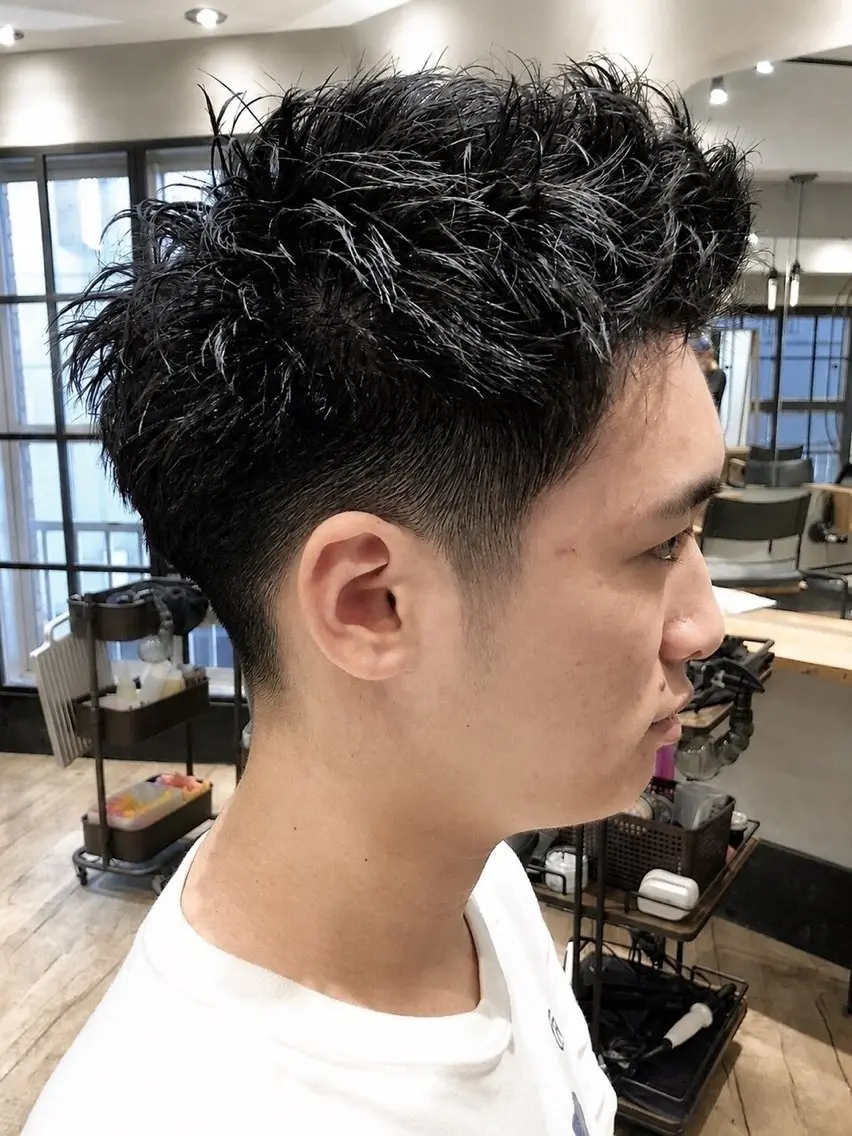 ショート パーマ メンズ ビジネス センターパート フェードカット フェザーパーマ メンズ韓国風 カット パーマ トリートメント メンズパーマ特化 TAKE高崎のヘアスタイル