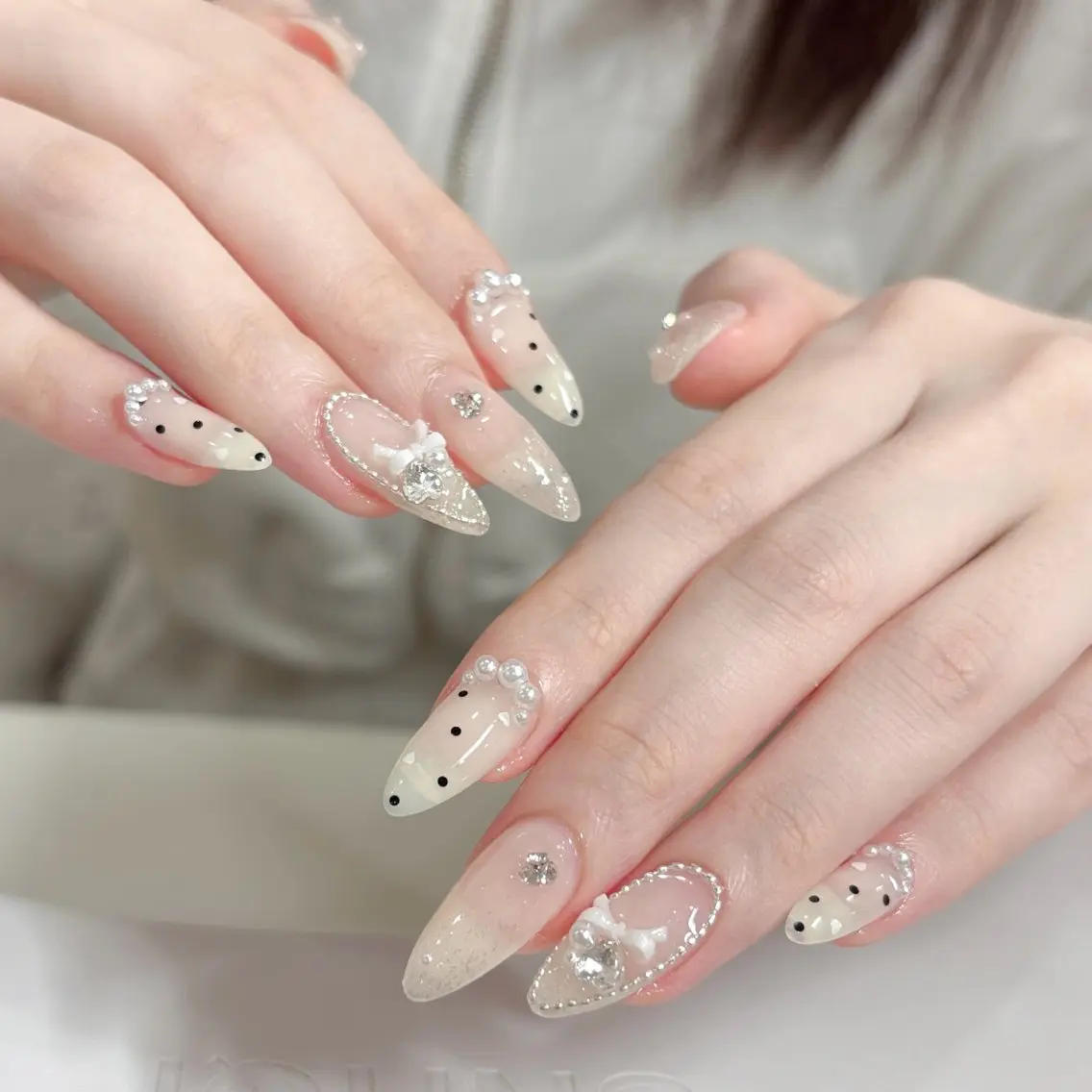 ネイル ドット リボン ハンドネイル FLY Nail Salonのネイルデザイン