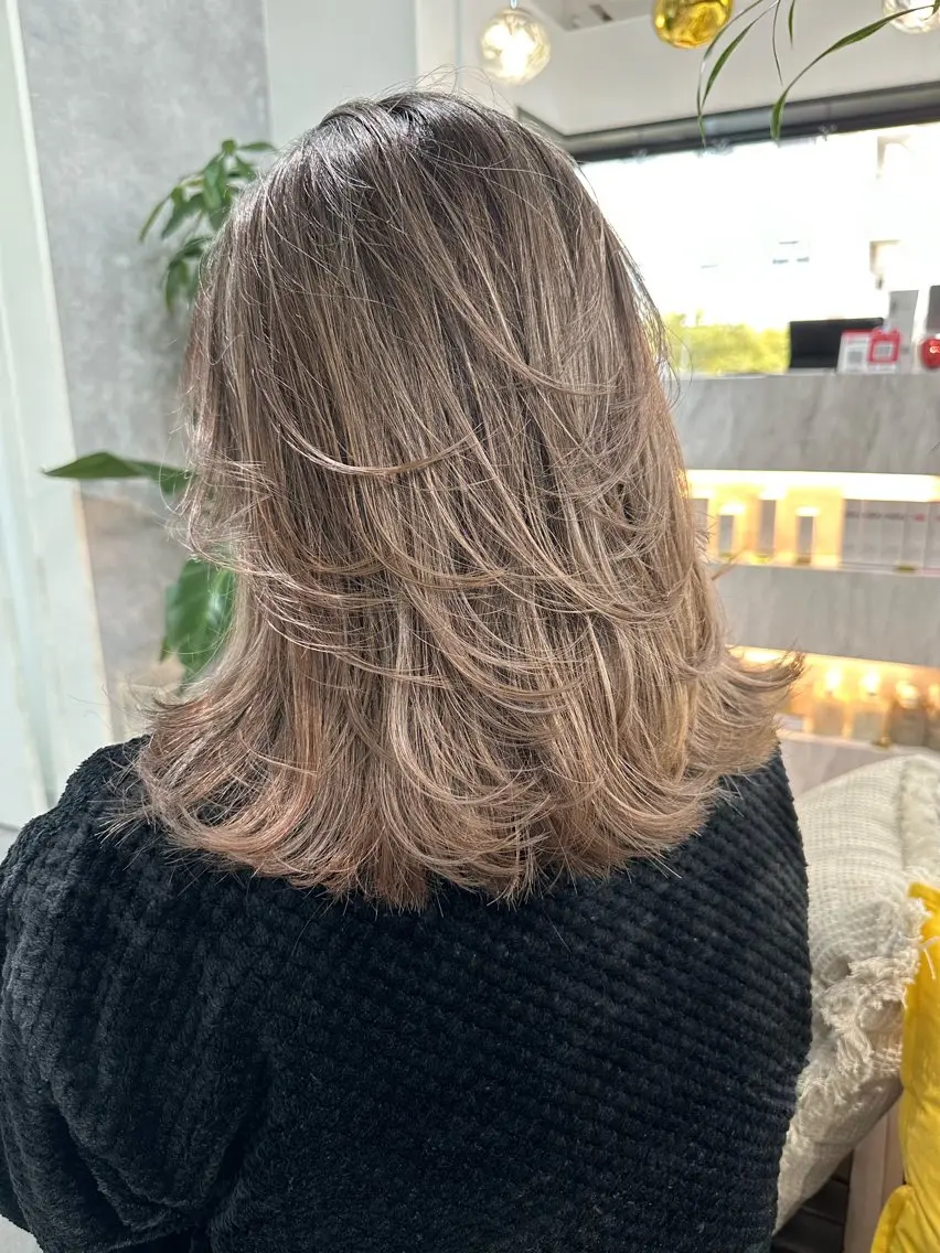 ミディアム 大人上品特化 レイヤー🇺🇸山村のヘアスタイル