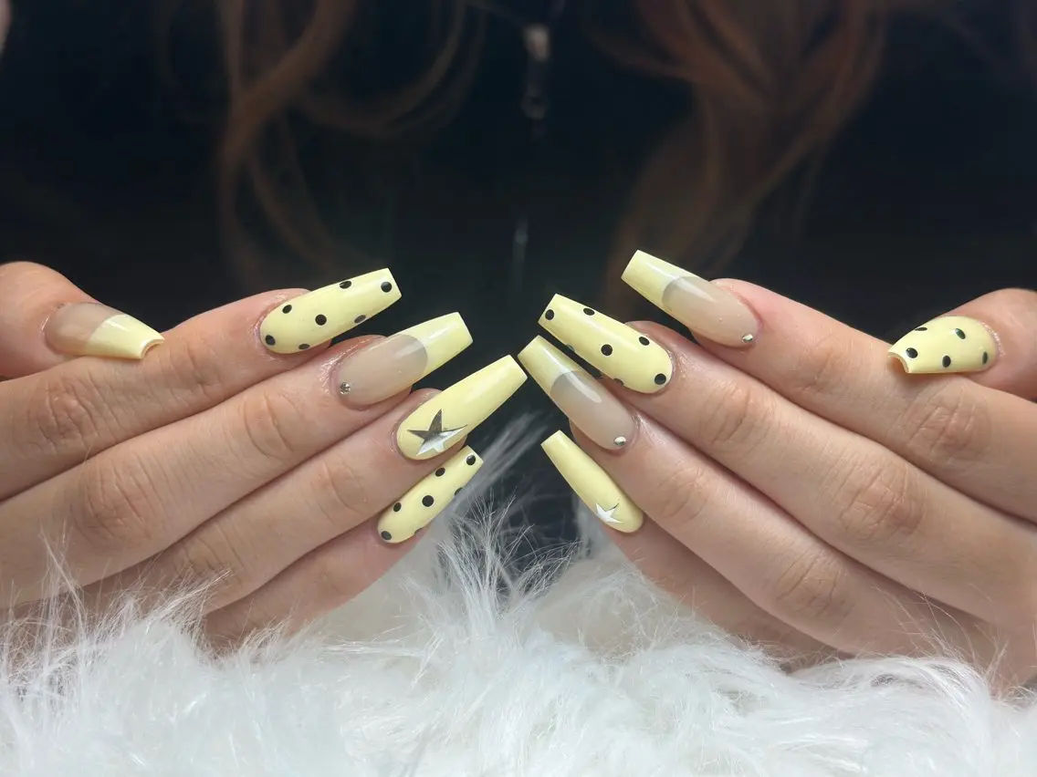 ネイル チークネイル ドット フレンチネイル グラデーション 韓国ネイル ハンドネイル Lisa Nail Salonのネイルデザイン