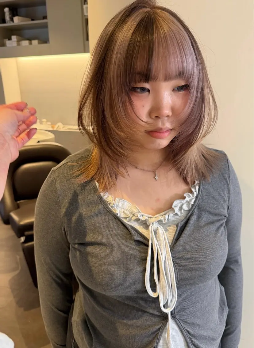 ミディアム カラー ベージュカラー ブリーチ ブロンド ケアブリーチ デザインカラー カット ヘアカラー トリートメント MIU/ルーツカラー 顔まわりレイヤーのヘアスタイル