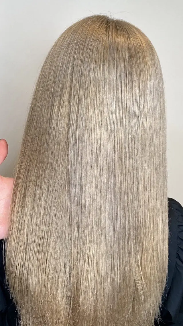 カラー 肌に馴染むハイトーン /ミルクティーカラーのヘアスタイル