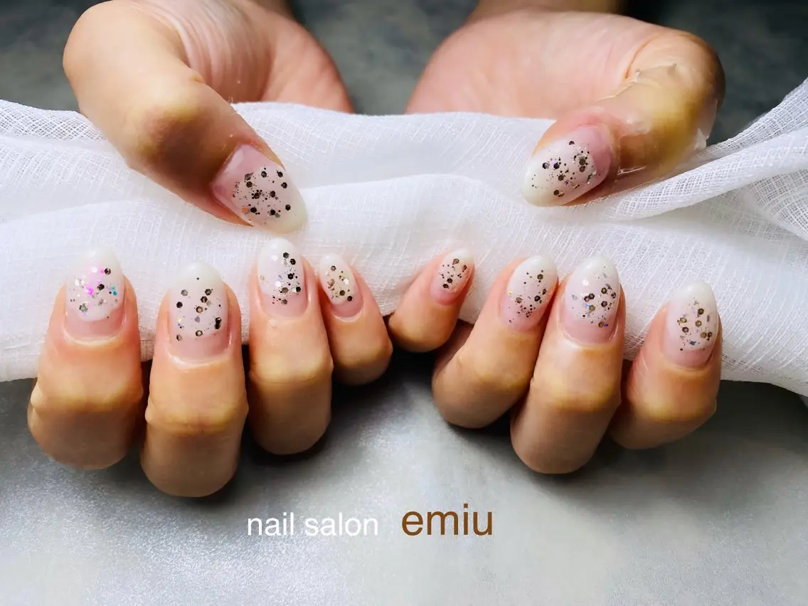 ネイル オーロラネイル ラメ(グリッター) シルバー ホワイト emiu petiteのネイルデザイン