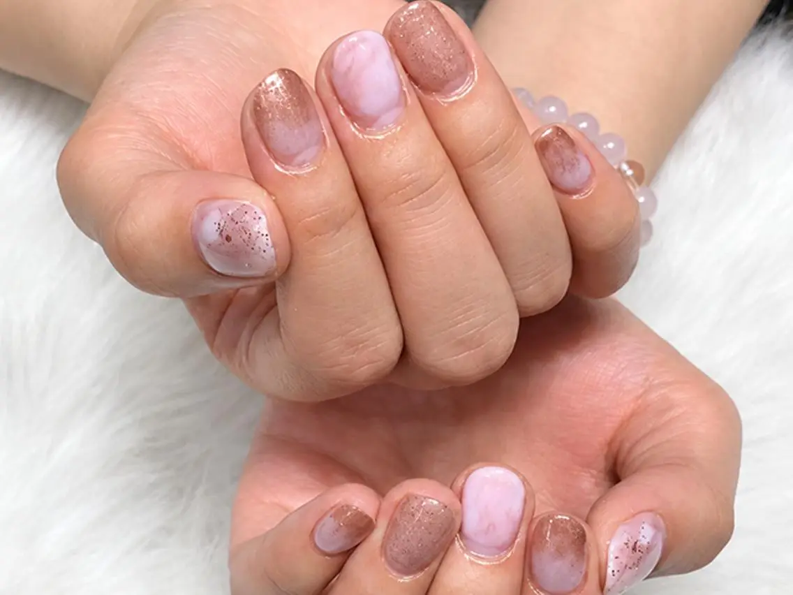 ネイル ミラーネイル ニュアンスネイル ハンドネイル Yuika. Hのネイルデザイン