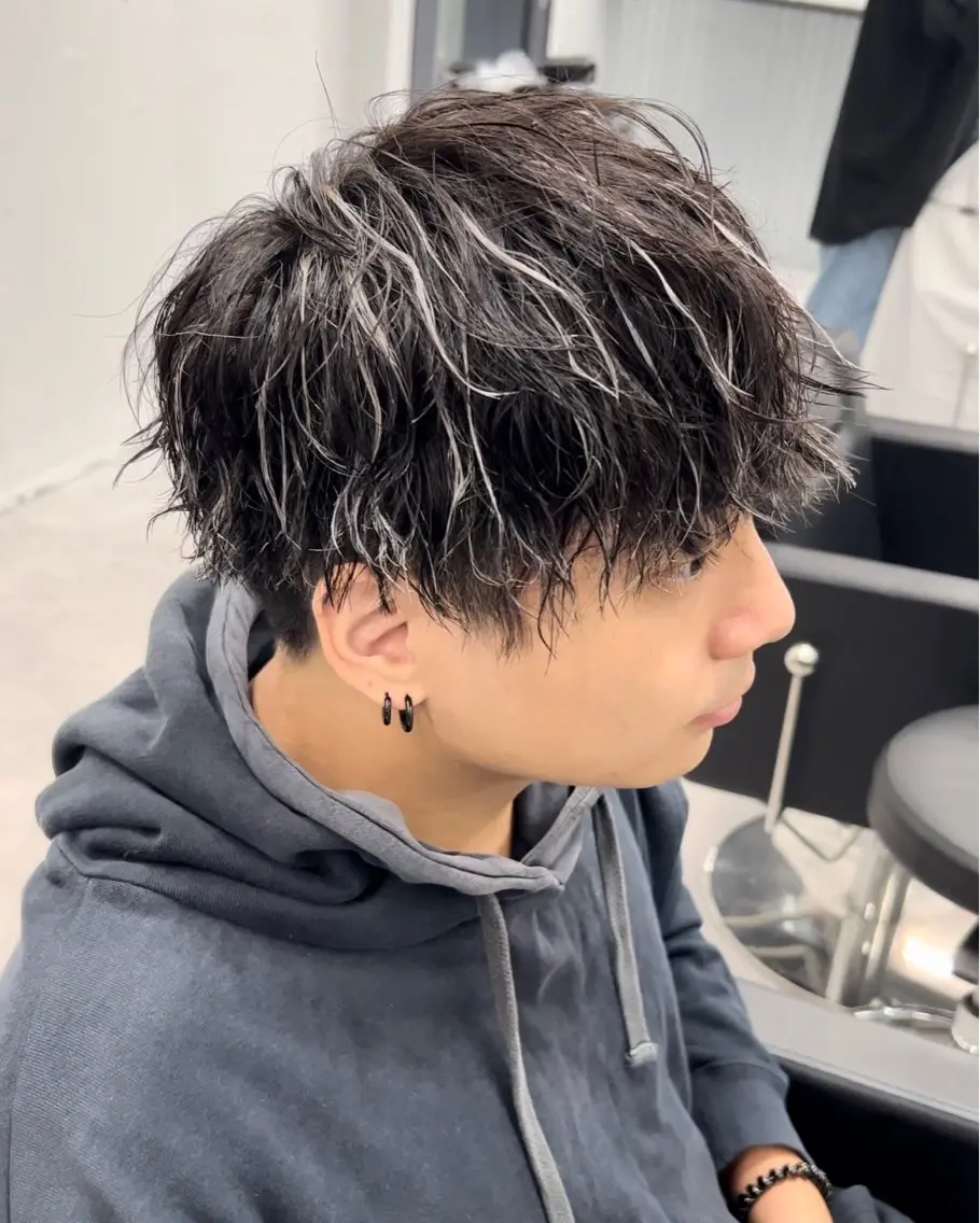 カラー パーマ メンズ メンズハイライト マッシュ メンズパーマ ツイストスパイラルパーマ 刈り上げ 曲がる縮毛矯正 LIBER 　岩名のヘアスタイル