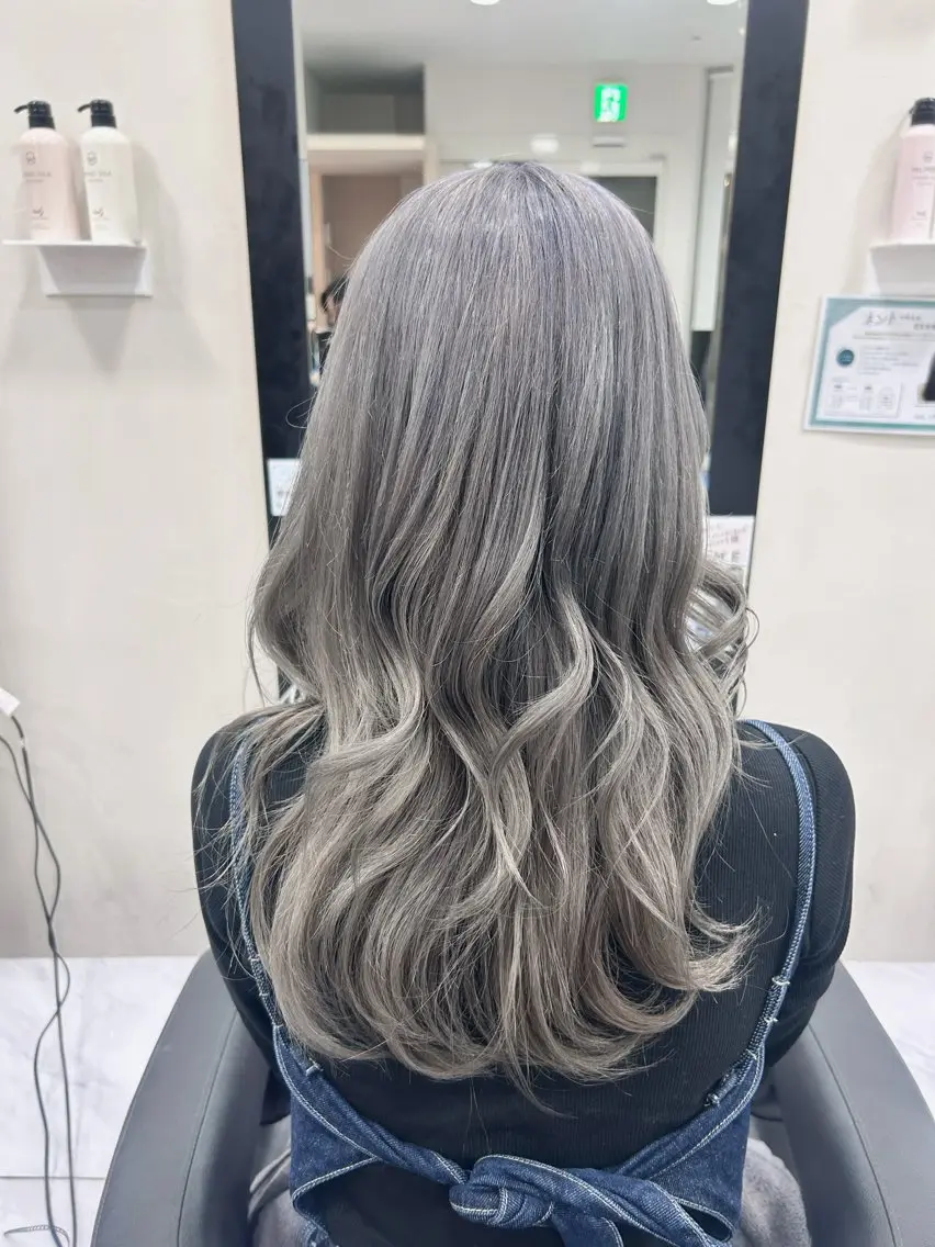 ロング カラー シルバー ヘアカラー 🍊小川実里🍊 /カラーレイヤーのヘアスタイル