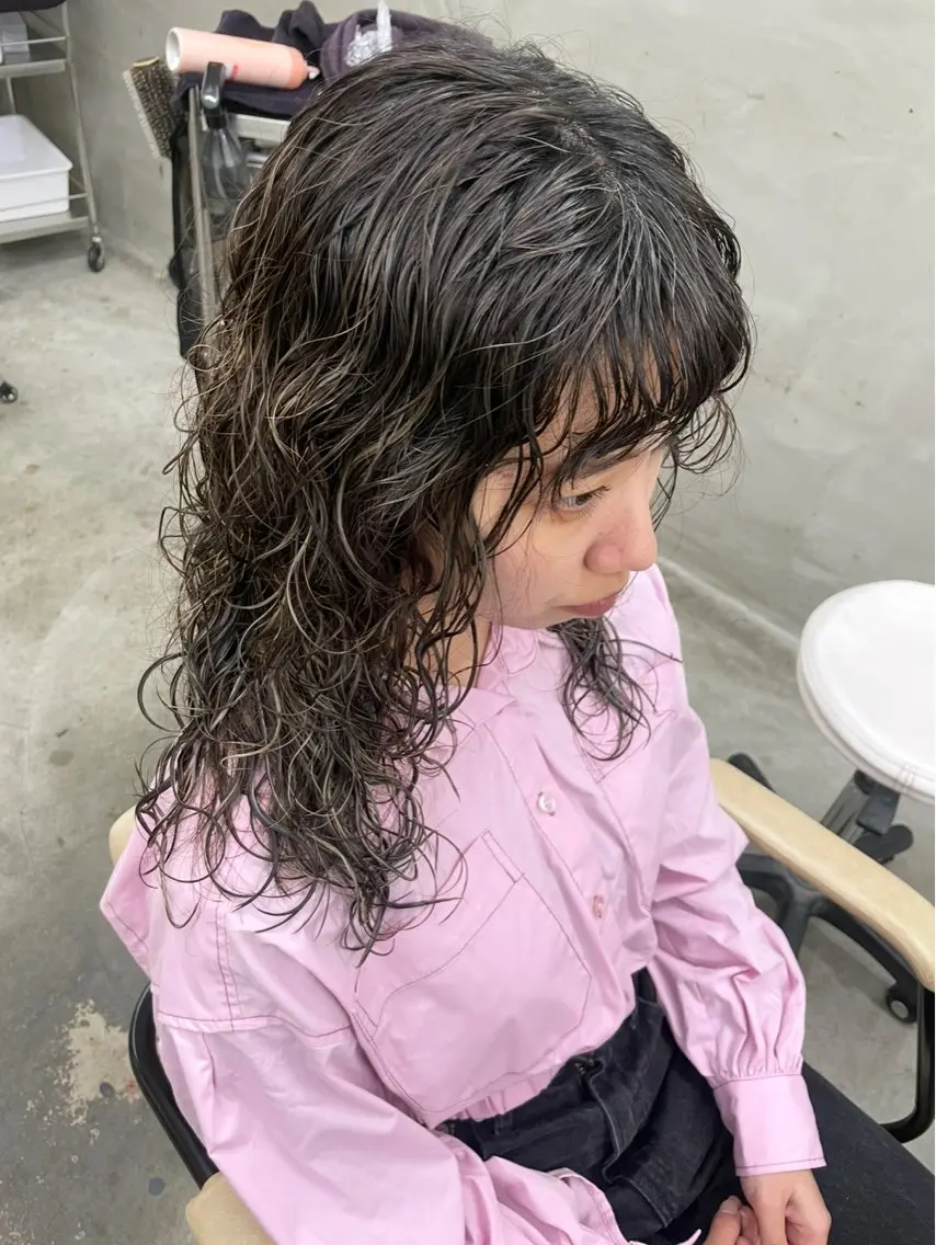 セミロング パーマ セミロングパーマ ハイライト スパイラルパーマ カット ヘアカラー パーマ スパイラルパーマ 🌐hina⭐️のヘアスタイル