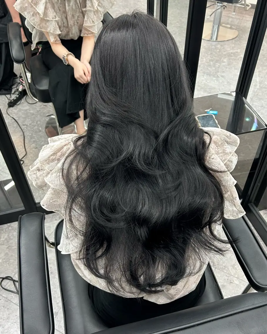 カラー 黒髪 ブルーカラー ブルーブラック nanaka 🤍韓国ワンホンヘアのヘアスタイル