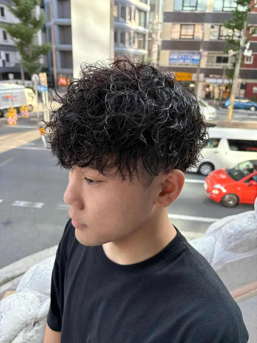 パーマ メンズ センターパート/ニュ アンス/フェザー特化のヘアスタイル