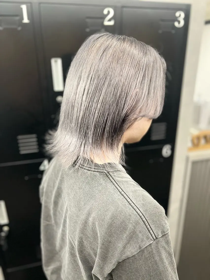 ミディアム カラー ブリーチ 透明感カラー ハイトーンカラー シルバー ホワイトシルバー カット ヘアカラー 透明感カラー特化🫧 🦋栗原🦋のヘアスタイル
