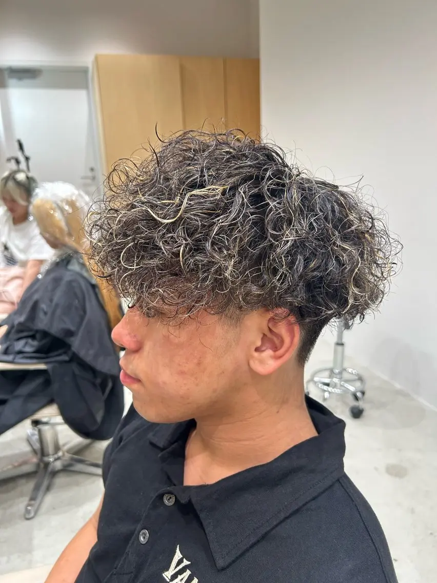 カラー パーマ メンズ フェードカット メンズハイライト メンズパーマ ハイライトカラー カット ヘアカラー パーマ 🐲ツイスパ🐲 フェード/龍のヘアスタイル