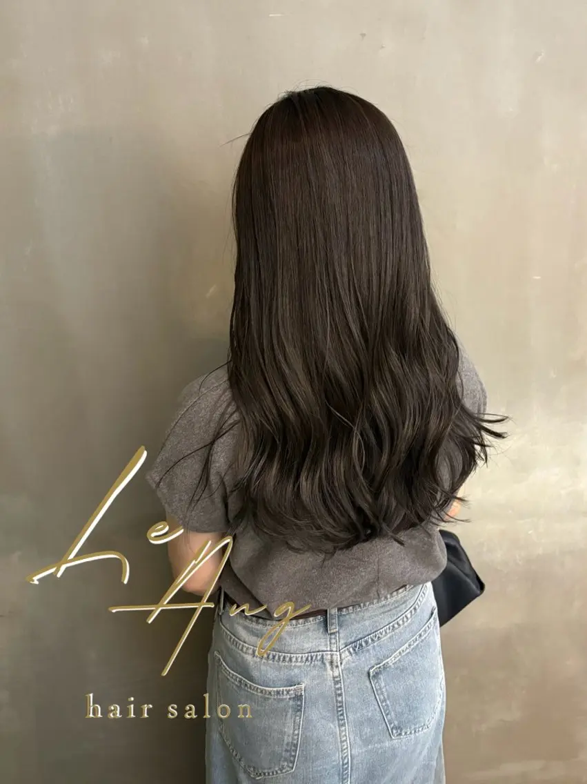 ロング カラー ダークグレー 佐伯 桃のヘアスタイル