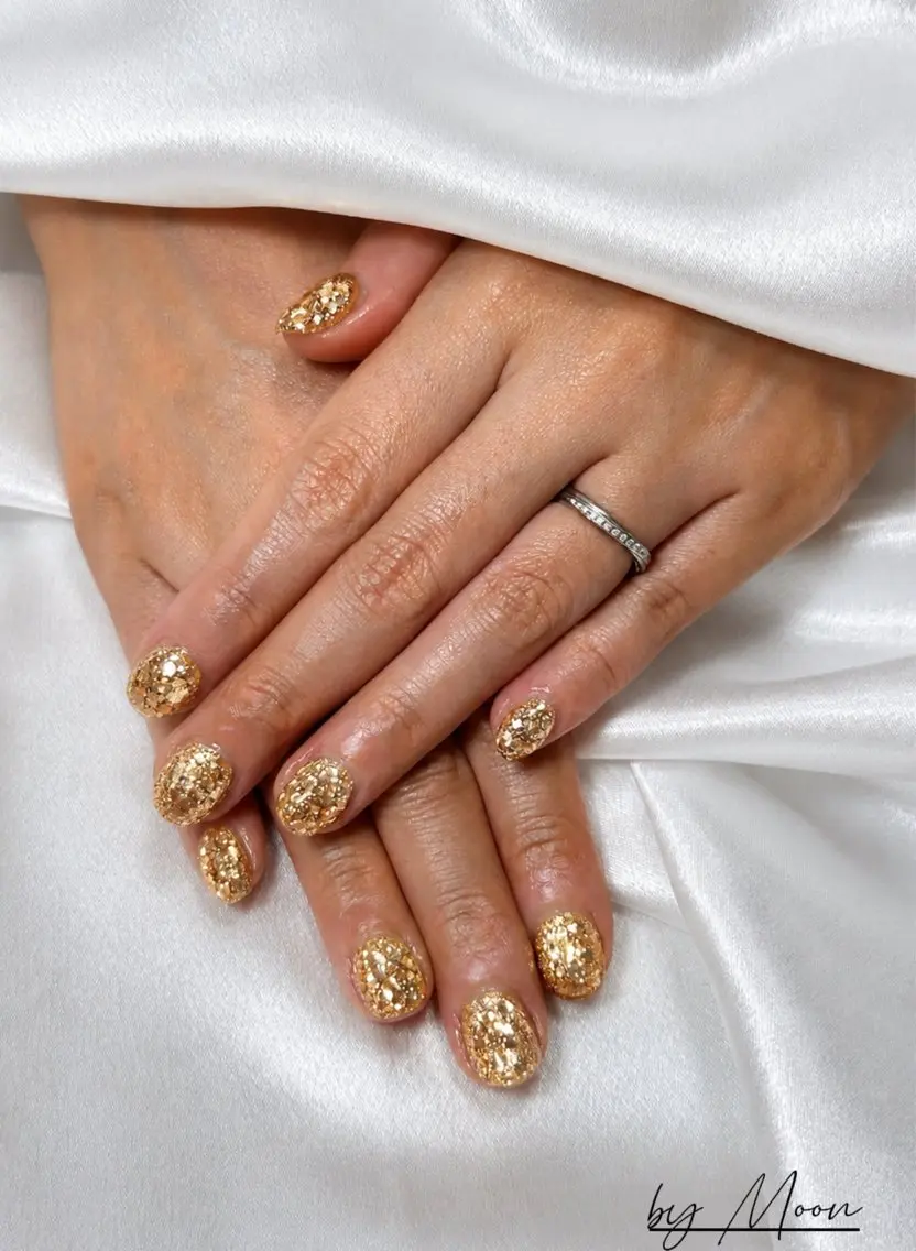 ネイル ゴールド キラキラネイル シンプルネイル Moon Nailsのネイルデザイン