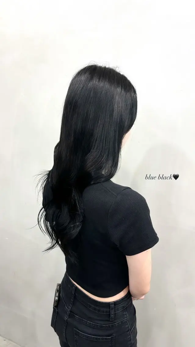 ロング カラー 黒髪 ブルーカラー ブルーブラック 透明感カラー トリートメント ヘアカラー トリートメント 𝒀𝑼𝑴𝑨 透明感･艶カラーのヘアスタイル