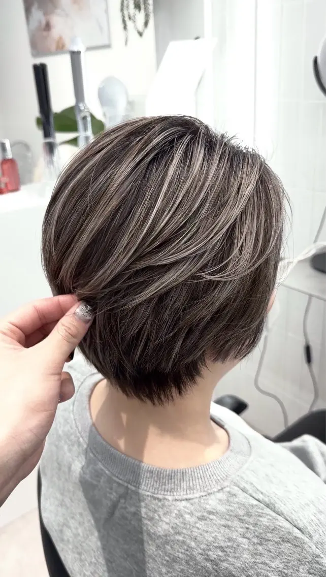 ショート カラー ハイライトカラー シルバー ホワイトシルバー ハイライト カット ヘアカラー トリートメント 原宿/ハイライト バレイヤージュ/大智のヘアスタイル