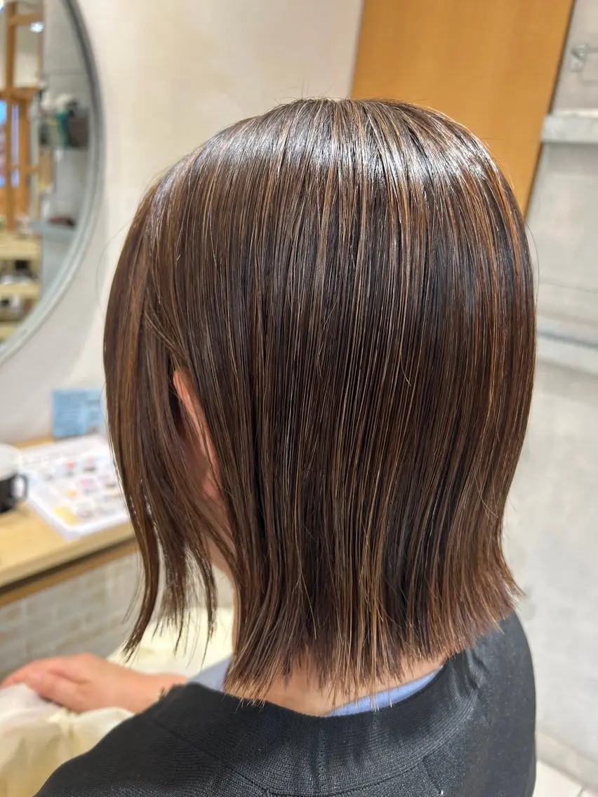 ミディアム カラー ハイライトカラー レイヤーカットのヘアスタイル