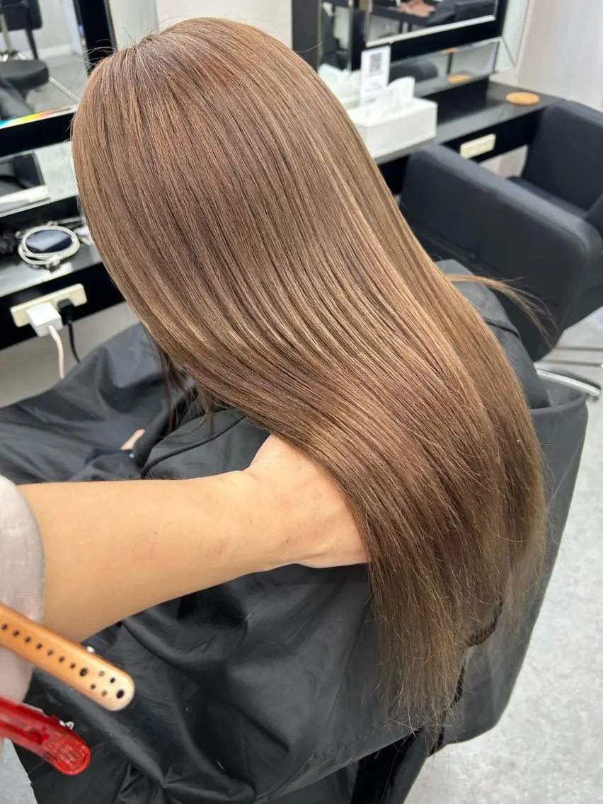 セミロング ミルクティーブラウン ヘアカラー 馴染ませエクステ/ ヒロヤのヘアスタイル