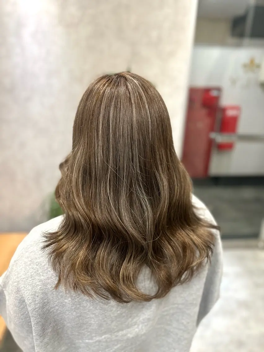 セミロング ハイライト ヘアカラー MOURI CHISATOのヘアスタイル
