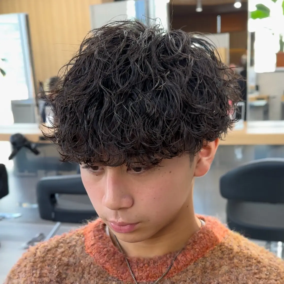 ショート パーマ メンズ センターパート メンズハイライト マッシュ メンズパーマ スペインカール メンズの天才 ツバサのヘアスタイル