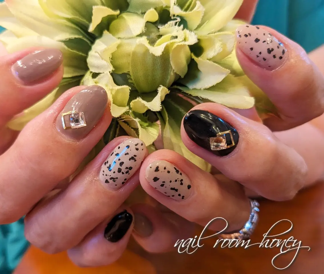 ネイル ブラウン スクエアネイル nail room  honeyのネイルデザイン