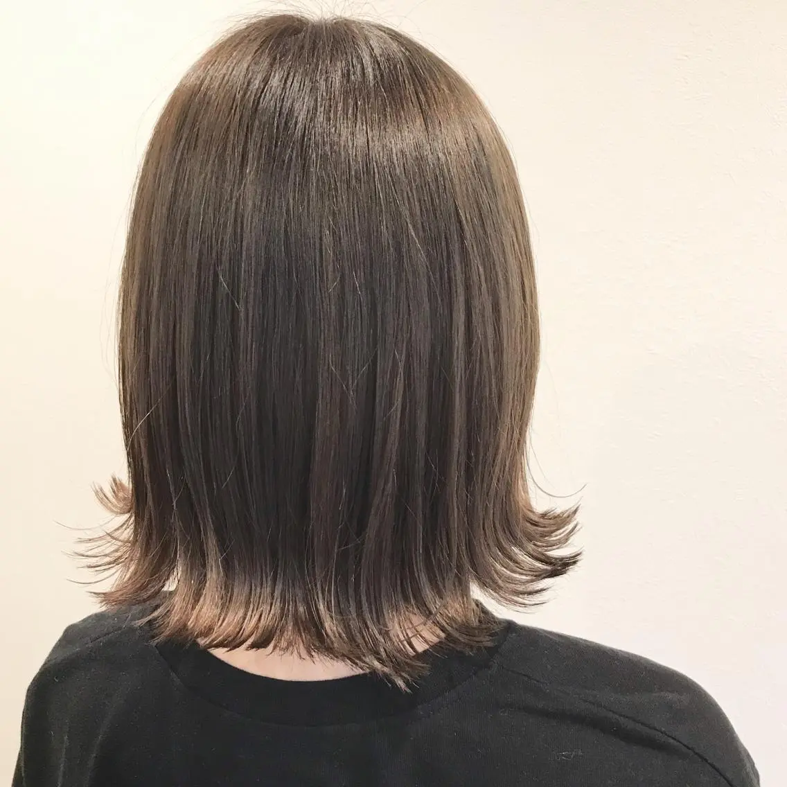 ショート カラー アディクシーカラー アッシュ ベージュカラー ブリーチ ヘアカラー トリートメント エイト ウメダのヘアスタイル