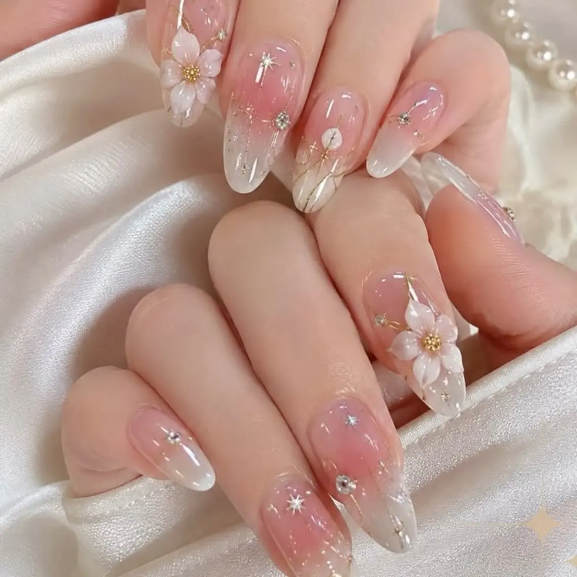 ネイル チークネイル フラワーネイル ジェルネイル グラデーション キラキラネイル ハンドネイル Blingg NailStudioのネイルデザイン