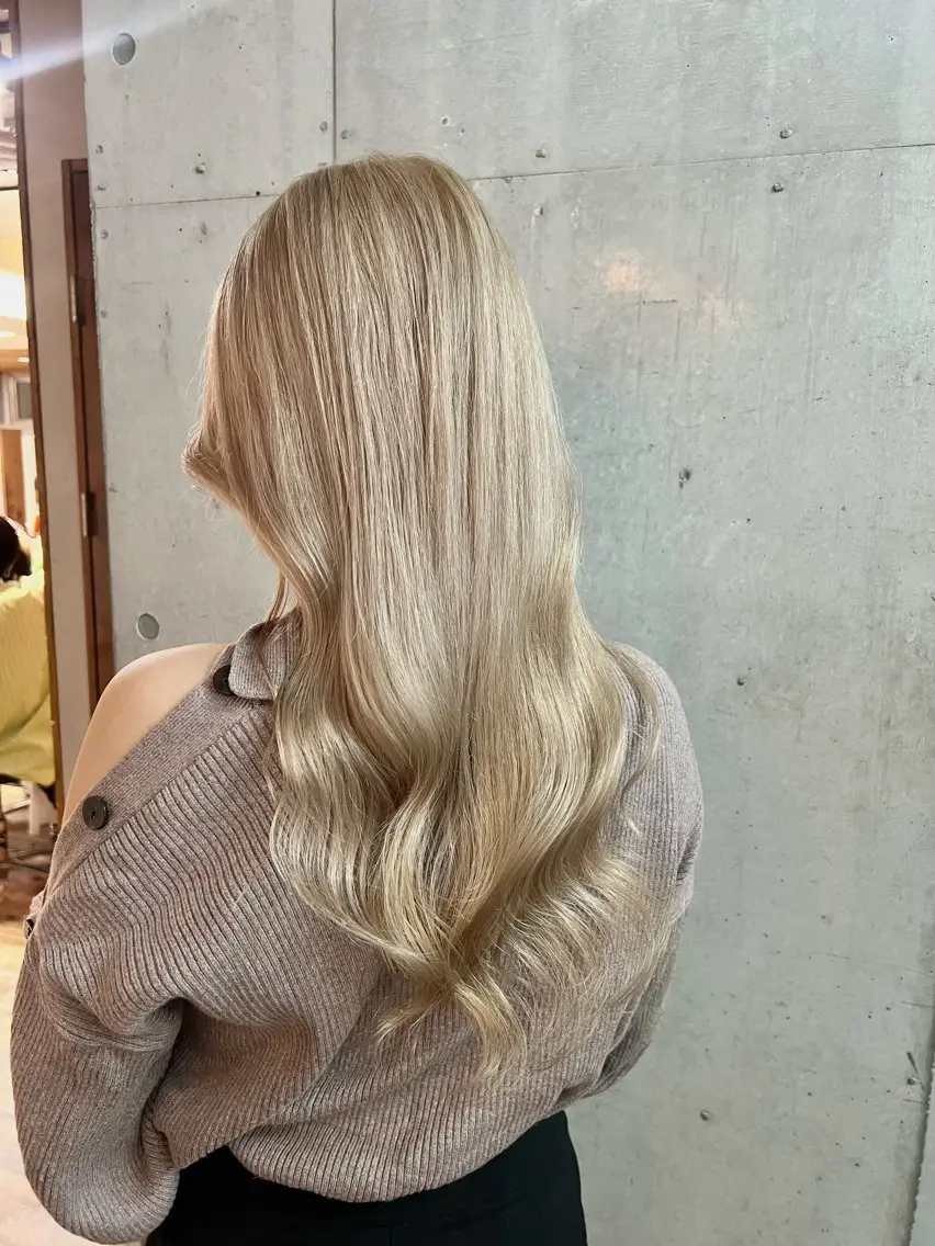 ロング カラー ベージュカラー ハイトーンカラー ホワイトベージュ ⭐️Manaka⭐️ 艶髪🩵ナチュラルのヘアスタイル